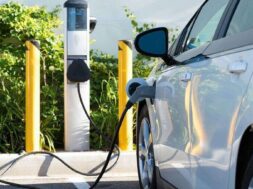 ilektrokinisi-electric-cars-charging-e1765359114633