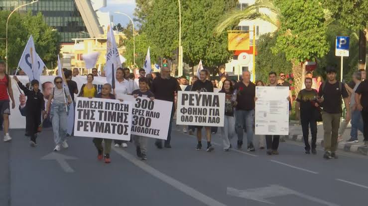 «Ρεύμα φθηνό για όλο τον λαό»: Με πανό και συνθήματα πραγματοποιήθηκε η πορεία διαμαρτυρίας στο Προεδρικό (ΦΩΤΟ)