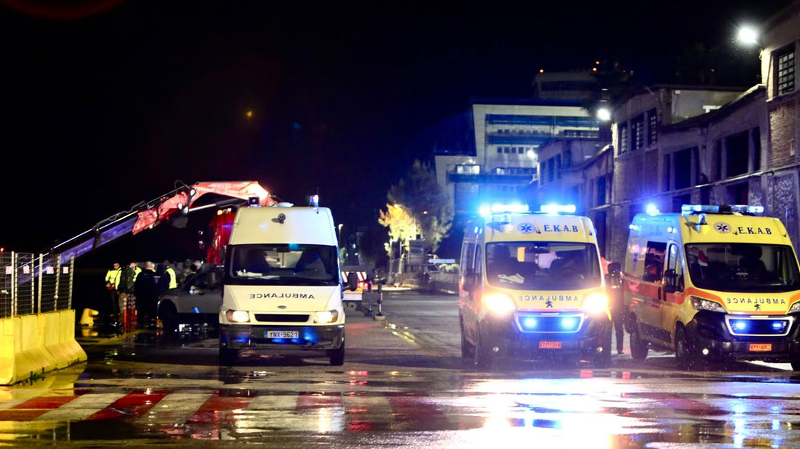 Τραγωδία στο λιμάνι του Πειραιά με τρεις νεκρούς: Αυτοκίνητο έπεσε στη θάλασσα στο λιμάνι του Πειραιά