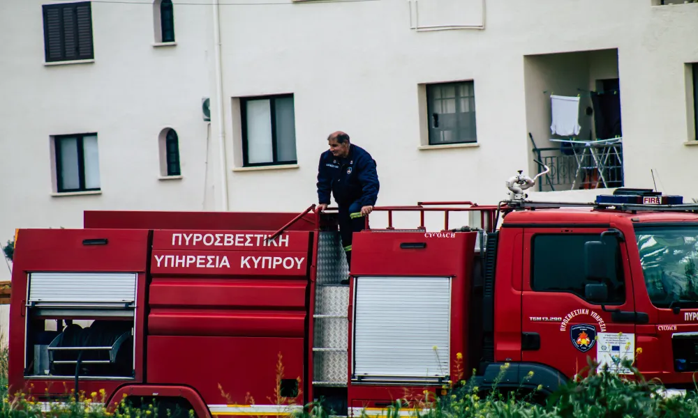 Περιπέτεια για δύο ποδηλάτες στην Αραδίππου – Εγκλωβίστηκαν σε κανάλι με λάσπη