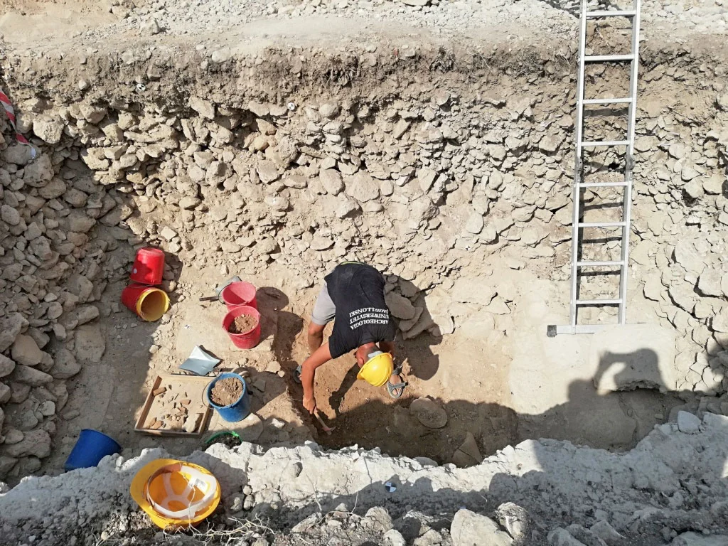 Τρούλος ναού και αποθηκευτικοί χώροι ανακαλύφθηκαν σε Κοφίνου – Μενόγεια