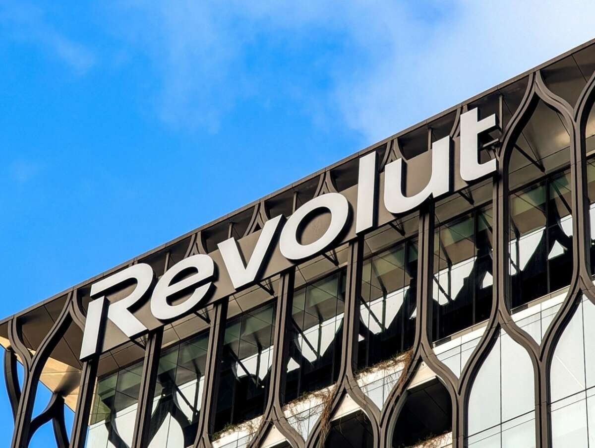 Προβλήματα στη Revolut: Τι επιβεβαίωσε και τι να προσέξεις στις πληρωμές