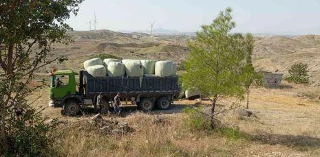 Αλλάζει ο χώρος ταφής για τις μπάλες σανού με αφθώδη πυρετό – Δεν θα μεταφερθούν στους Τρούλλους
