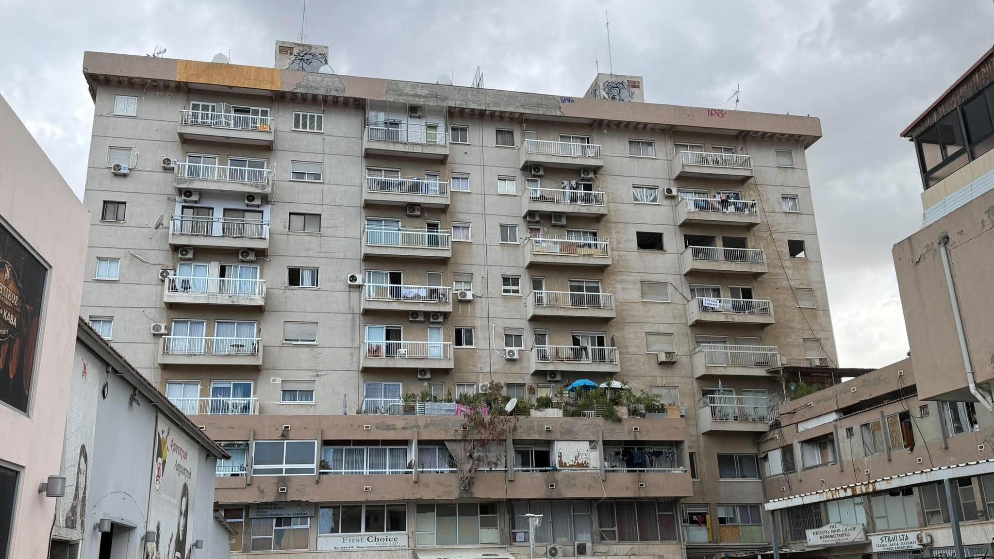Φωνές και αντιδράσεις για το διάταγμα εκκένωσης της πρώτης πολυκατοικίας που χτίστηκε στη Λάρνακα – «Δεν πήραμε ποτέ ειδοποίηση εδώ και έξι χρόνια», δηλώνει η διαχειριστική επιτροπή της πολυκατοικίας ΔΗ.ΠΑ