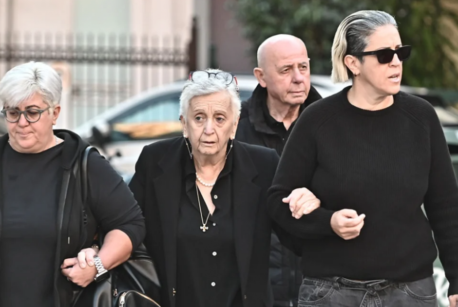 «Πετούν πέτρες στο σπίτι των γονιών του Μαζωνάκη και γράφουν ύβρεις»